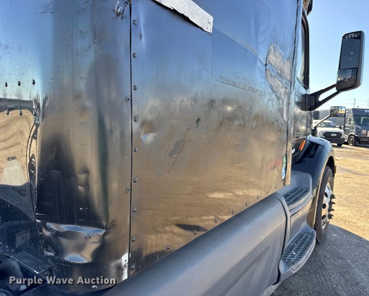 image for item YA1814 2019 Peterbilt 579 semi truck