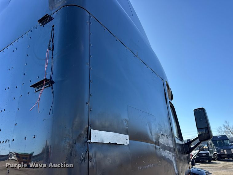 image for item YA1814 2019 Peterbilt 579 semi truck