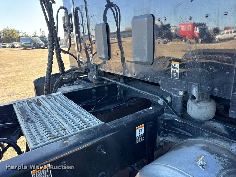 image for item YA1814 2019 Peterbilt 579 semi truck