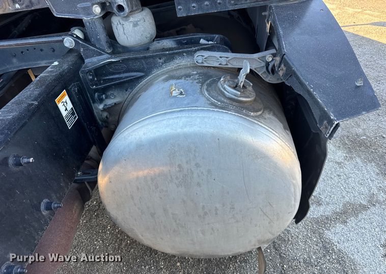 image for item YA1814 2019 Peterbilt 579 semi truck