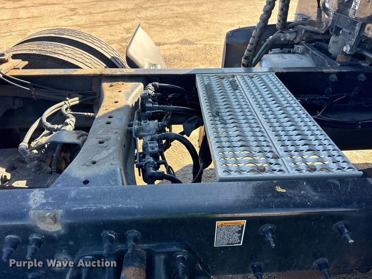 image for item YA1814 2019 Peterbilt 579 semi truck