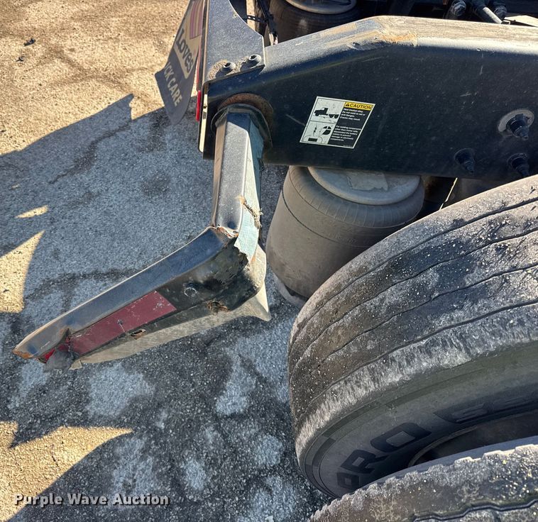 image for item YA1814 2019 Peterbilt 579 semi truck