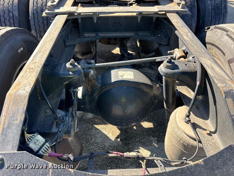 image for item YA1814 2019 Peterbilt 579 semi truck