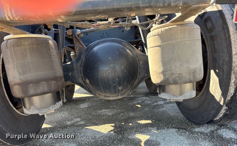 image for item YA1814 2019 Peterbilt 579 semi truck