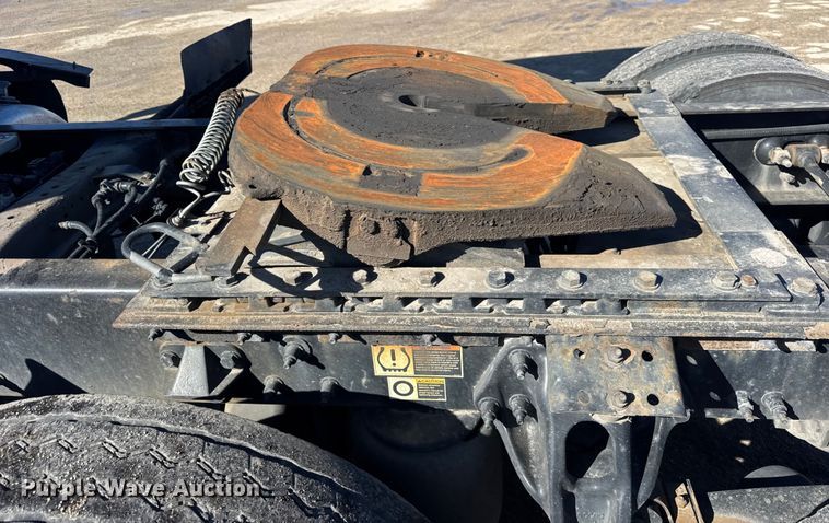 image for item YA1814 2019 Peterbilt 579 semi truck