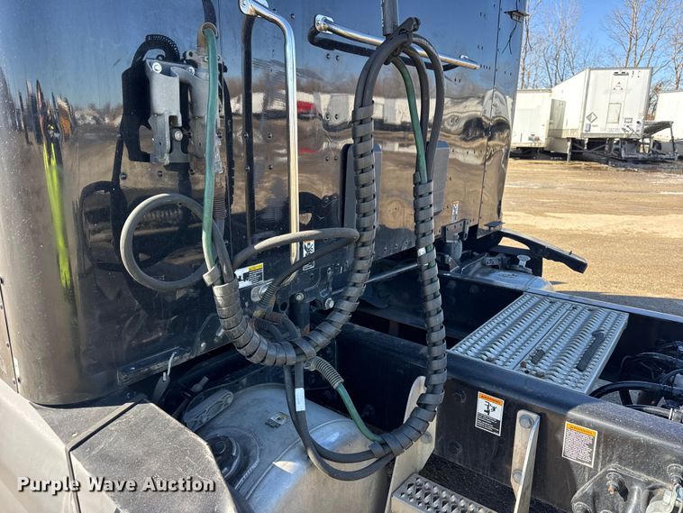 image for item YA1814 2019 Peterbilt 579 semi truck