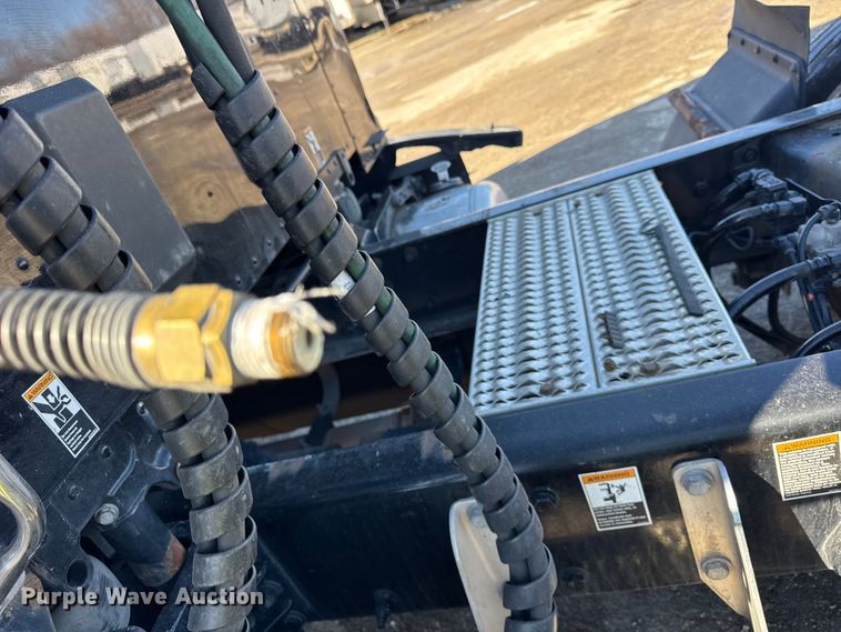 image for item YA1814 2019 Peterbilt 579 semi truck