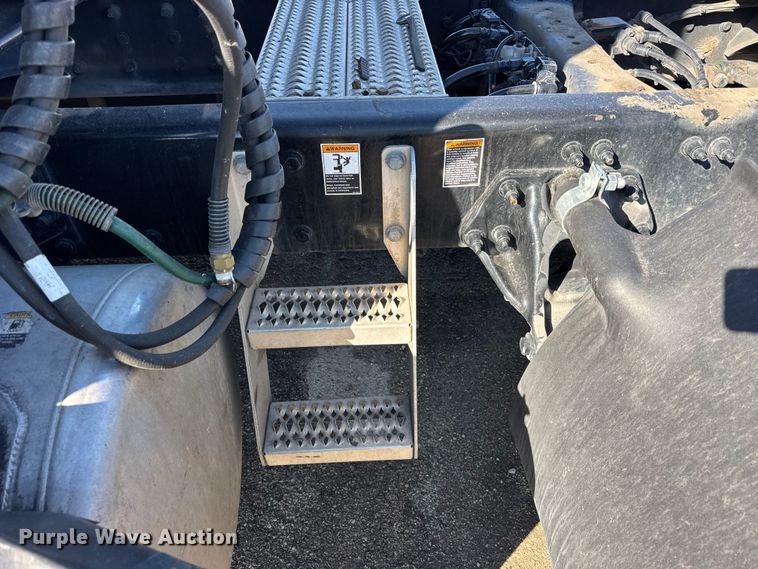 image for item YA1814 2019 Peterbilt 579 semi truck