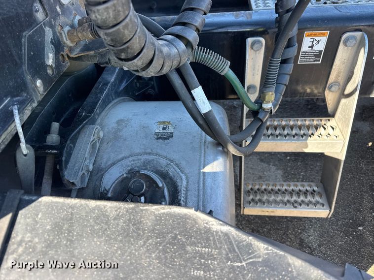 image for item YA1814 2019 Peterbilt 579 semi truck