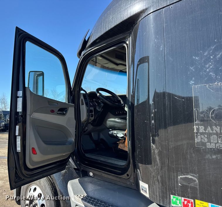 image for item YA1814 2019 Peterbilt 579 semi truck