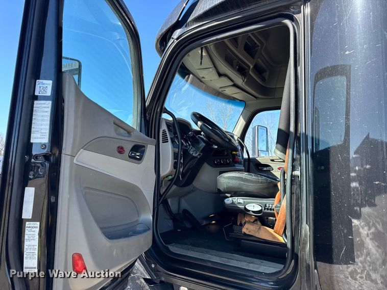 image for item YA1814 2019 Peterbilt 579 semi truck