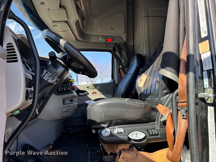 image for item YA1814 2019 Peterbilt 579 semi truck