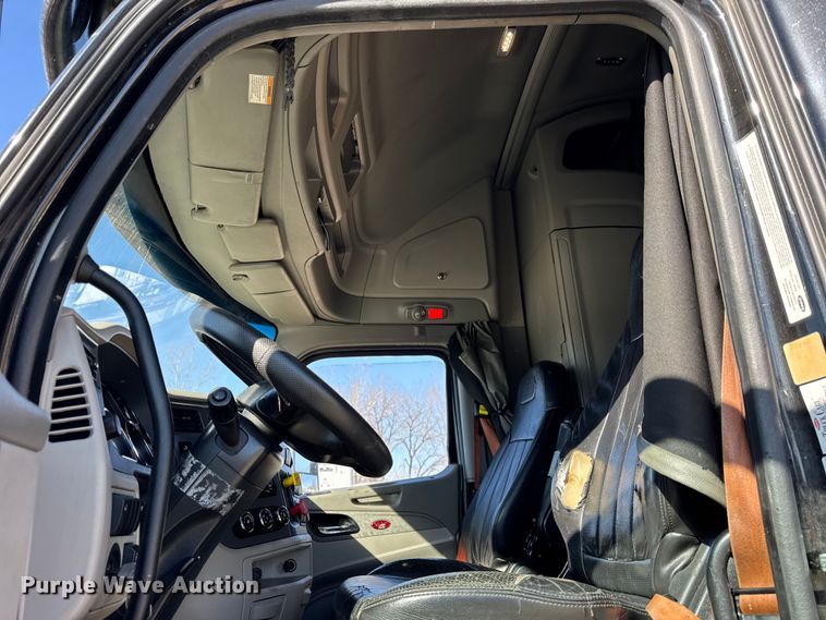 image for item YA1814 2019 Peterbilt 579 semi truck