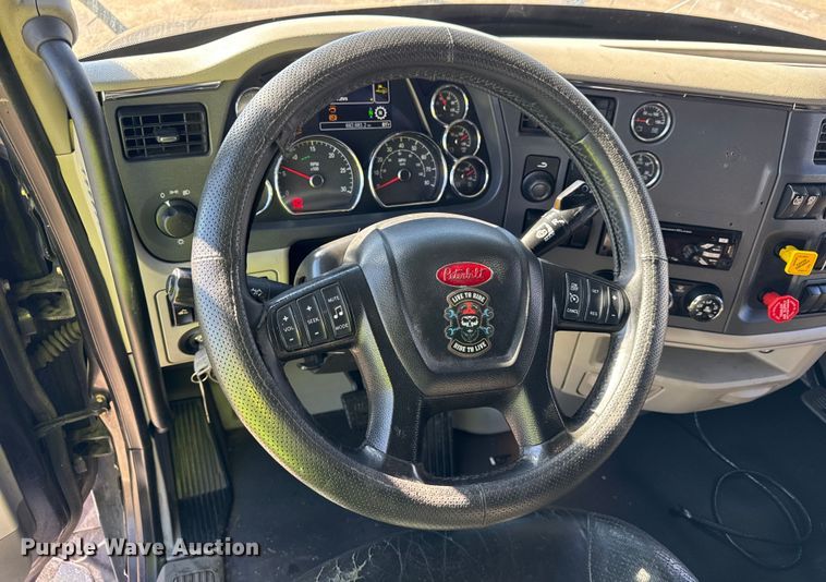 image for item YA1814 2019 Peterbilt 579 semi truck
