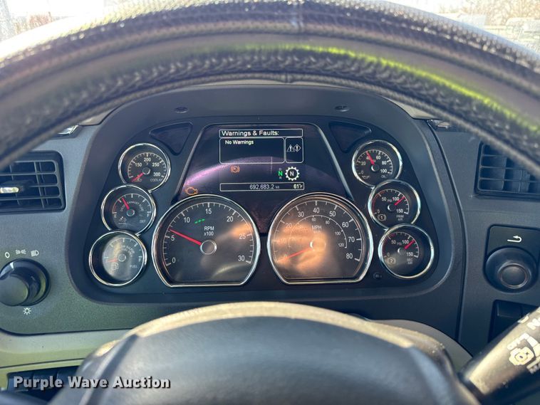 image for item YA1814 2019 Peterbilt 579 semi truck