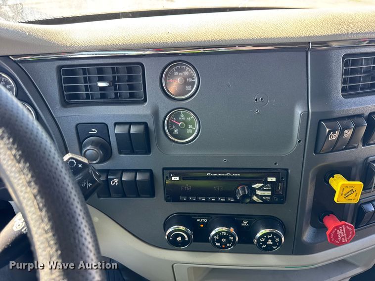 image for item YA1814 2019 Peterbilt 579 semi truck