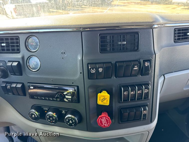 image for item YA1814 2019 Peterbilt 579 semi truck