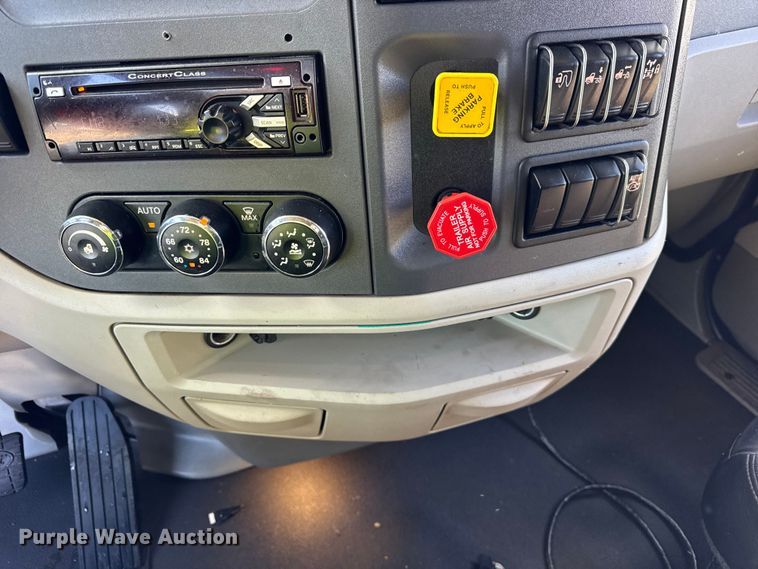 image for item YA1814 2019 Peterbilt 579 semi truck