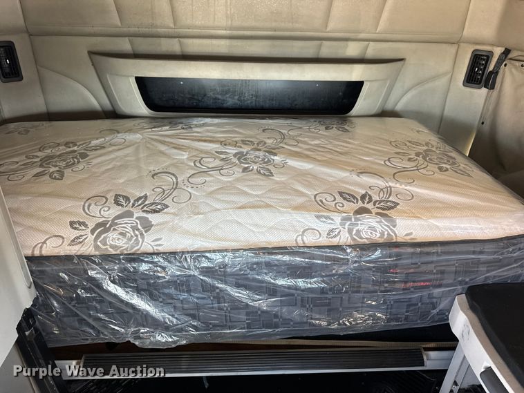 image for item YA1814 2019 Peterbilt 579 semi truck