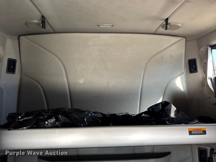 image for item YA1814 2019 Peterbilt 579 semi truck