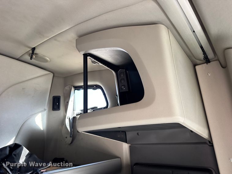 image for item YA1814 2019 Peterbilt 579 semi truck