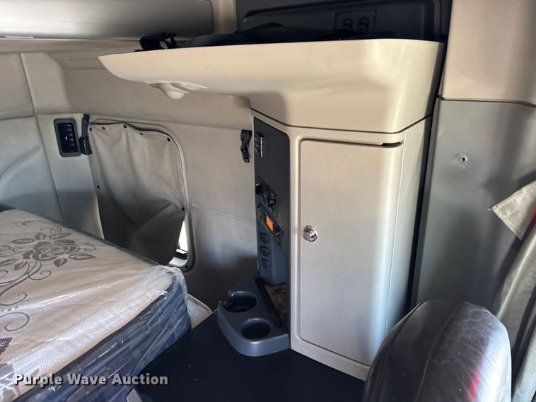 image for item YA1814 2019 Peterbilt 579 semi truck