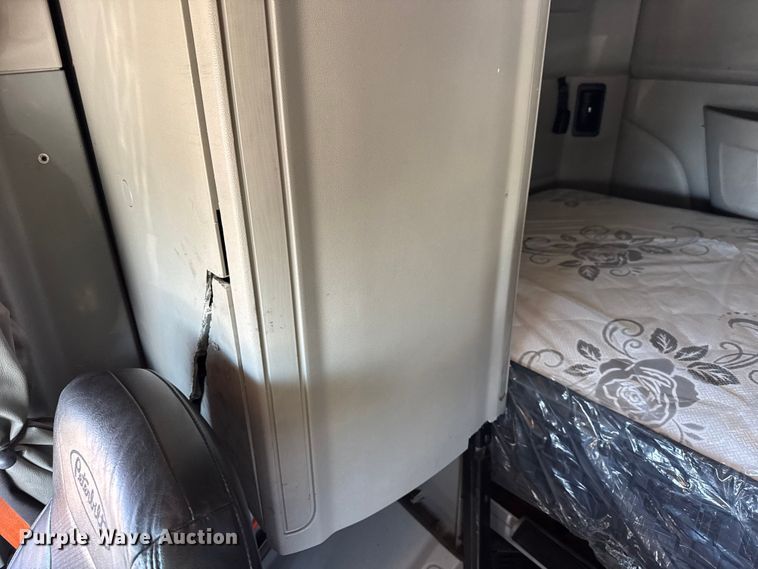 image for item YA1814 2019 Peterbilt 579 semi truck