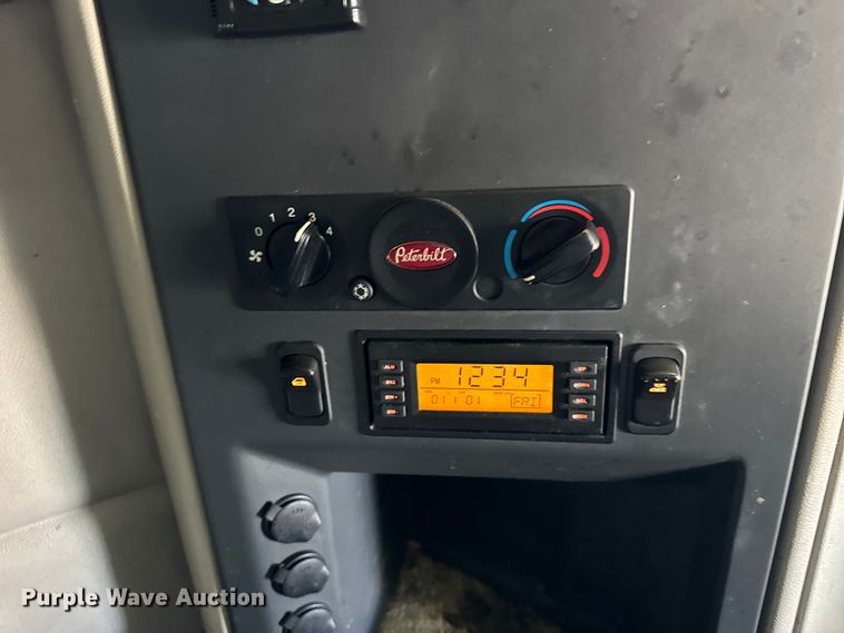 image for item YA1814 2019 Peterbilt 579 semi truck