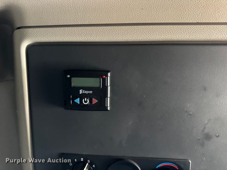 image for item YA1814 2019 Peterbilt 579 semi truck