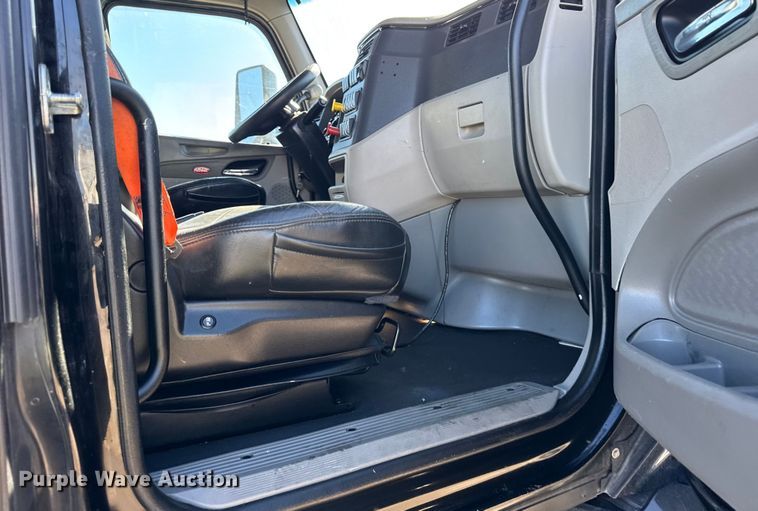 image for item YA1814 2019 Peterbilt 579 semi truck