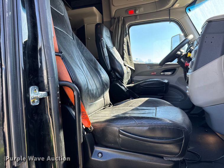 image for item YA1814 2019 Peterbilt 579 semi truck