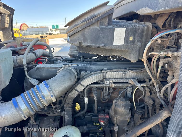 image for item YA1814 2019 Peterbilt 579 semi truck