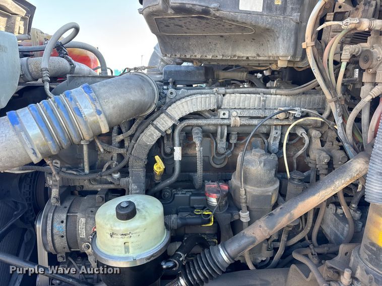 image for item YA1814 2019 Peterbilt 579 semi truck