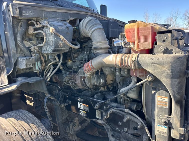 image for item YA1814 2019 Peterbilt 579 semi truck