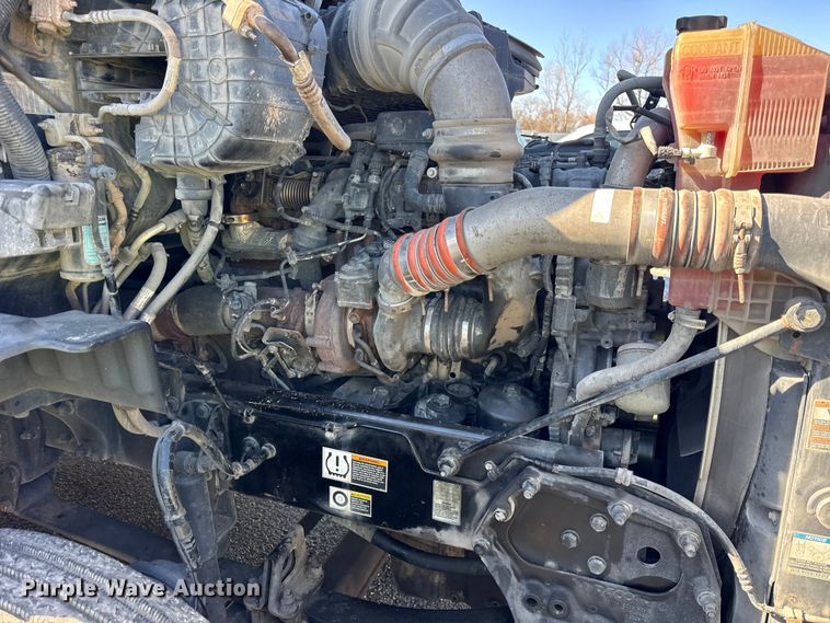 image for item YA1814 2019 Peterbilt 579 semi truck