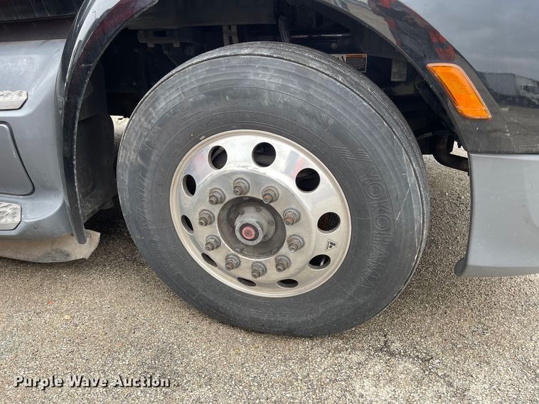 image for item YA1814 2019 Peterbilt 579 semi truck