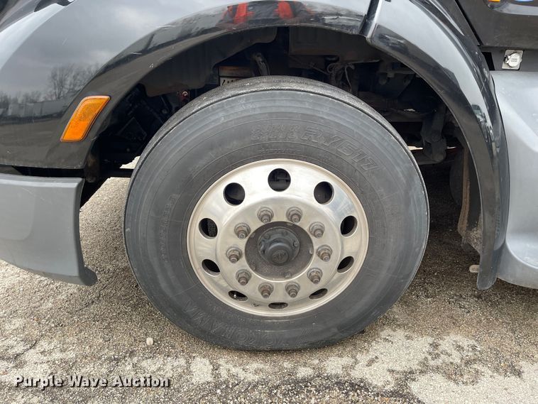image for item YA1814 2019 Peterbilt 579 semi truck