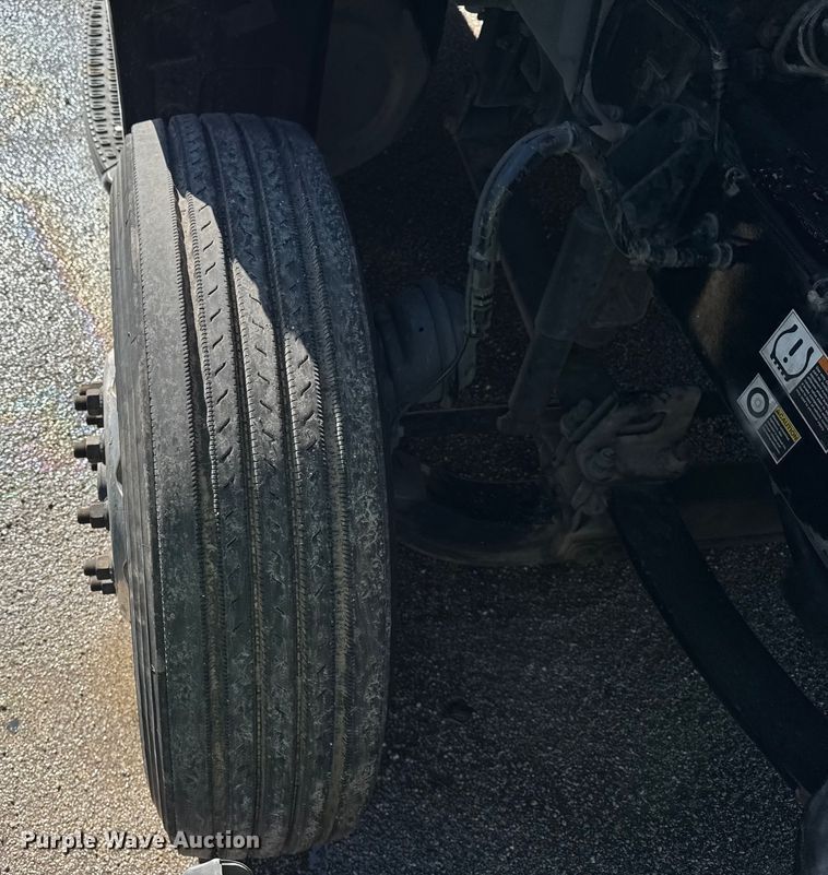 image for item YA1814 2019 Peterbilt 579 semi truck