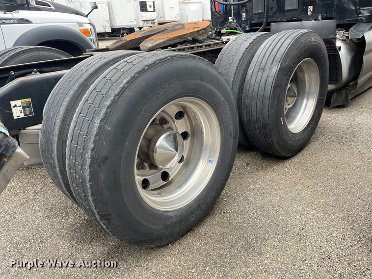 image for item YA1814 2019 Peterbilt 579 semi truck