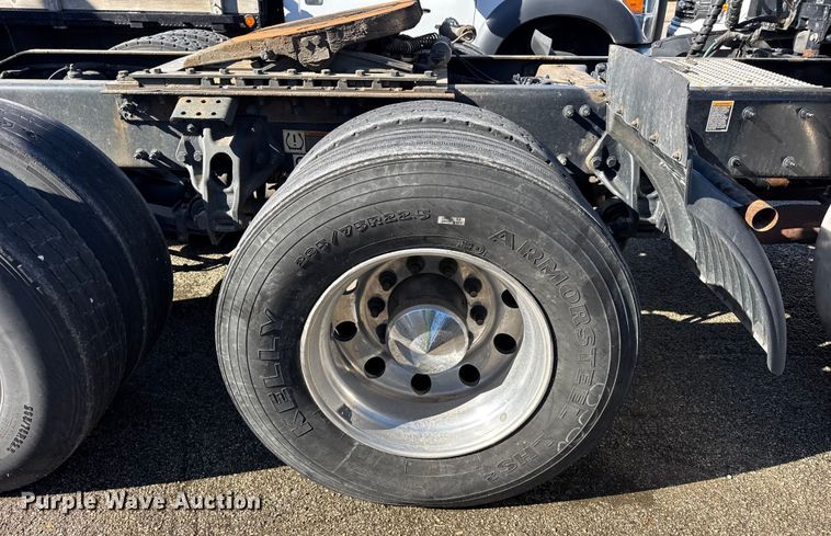 image for item YA1814 2019 Peterbilt 579 semi truck