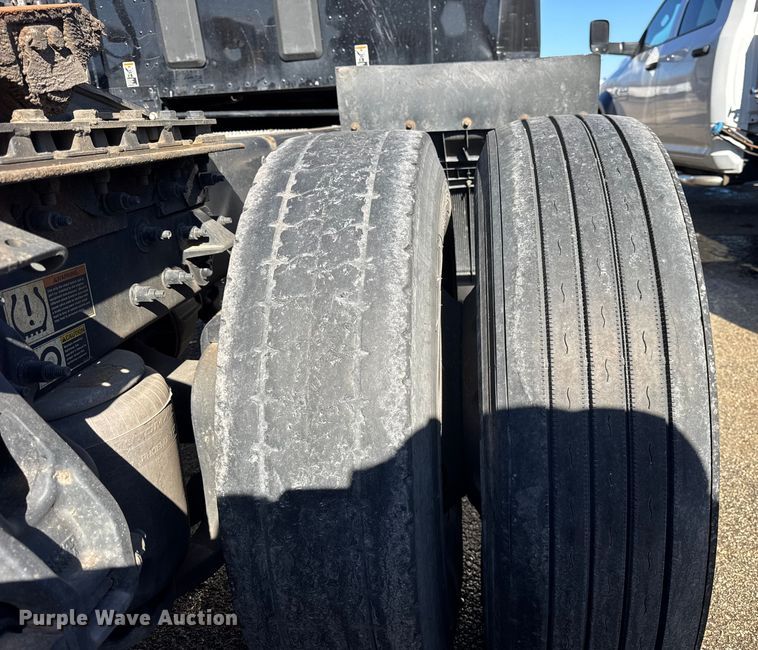 image for item YA1814 2019 Peterbilt 579 semi truck