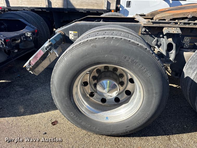 image for item YA1814 2019 Peterbilt 579 semi truck