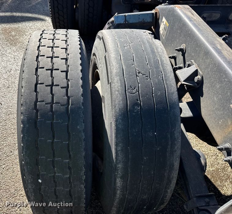 image for item YA1814 2019 Peterbilt 579 semi truck