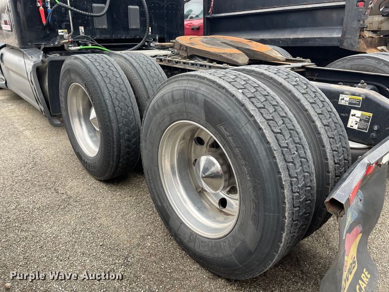 image for item YA1814 2019 Peterbilt 579 semi truck