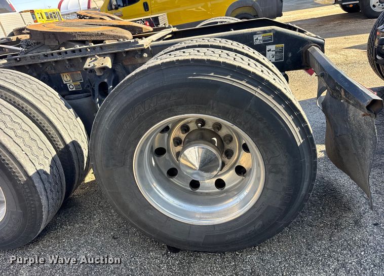 image for item YA1814 2019 Peterbilt 579 semi truck