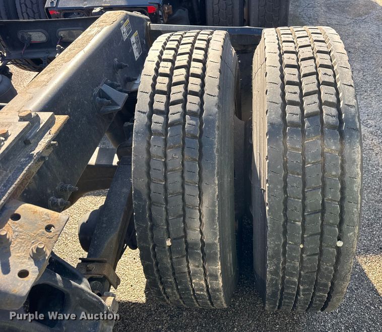 image for item YA1814 2019 Peterbilt 579 semi truck