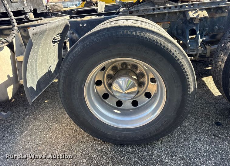 image for item YA1814 2019 Peterbilt 579 semi truck