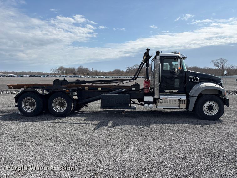 image for item YA1851 2018 Mack GU713 roll-off container truck