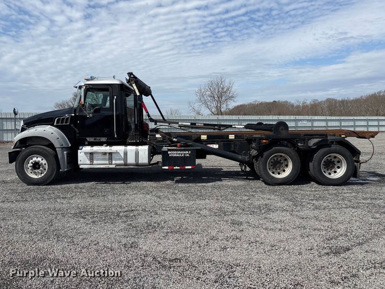 image for item YA1851 2018 Mack GU713 roll-off container truck