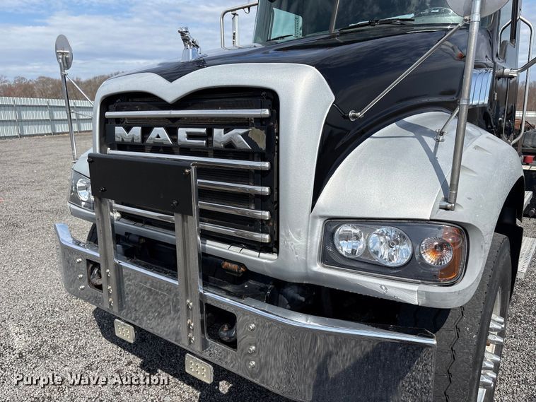 image for item YA1851 2018 Mack GU713 roll-off container truck